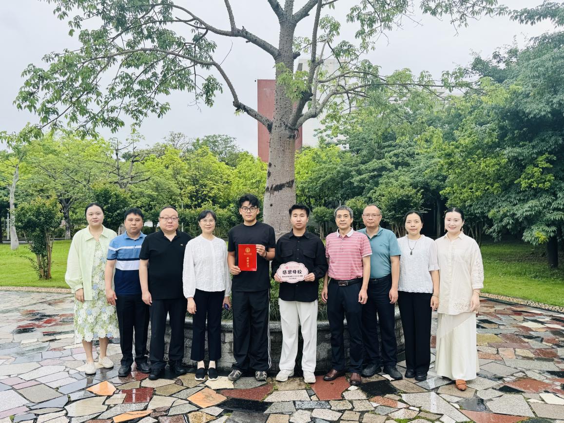 绿树寄情镌刻青春印记 创业学子捐植感恩母校